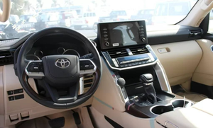 Toyota Land Cruiser GXR Twin Turbo Rouge Vif 2024 d'occasion avec sièges en cuir, boîte automatique, système de navigation Bluetooth, toit ouvrant - Product Image 2