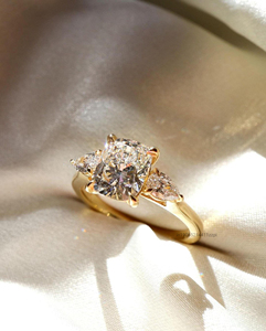 Bague de fiançailles à trois pierres en diamant Moissanite taillé en coussin de 2 carats pour femme Bague de mariage en Moissanite à coussin allongé pour femme - Product Image 3