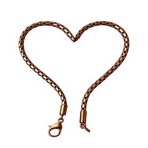 Collier tendance en chaîne de cuivre avec détails faits main pour collections de bijoux modernes et tenues de mariage - Product Image 1