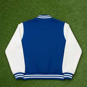 Blousons universitaires d'hiver sur mesure coupe ajustée avec bordure en fourrure de mouton, fermeture boutonnée, en tissu tricoté respirant, écologique et à séchage rapide pour homme - Product Image 5