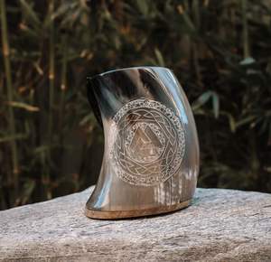 Tasse à corne à boire Viking faite à la main Chope en corne de boeuf sculptée Base en bois Personnalisable Poli Style médiéval Personnalisation gratuite - Product Image 1