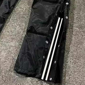 กางเกงวอร์มไนลอนแบบมีแถบข้าง ทรงหลวม ขากว้าง น้ำหนักเบา แห้งเร็ว มีกระดุม สำหรับผู้ชาย - Product Image 2