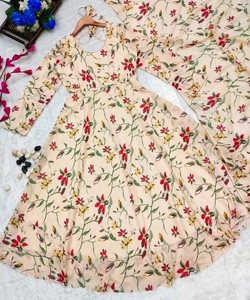 Vestido largo de diseñador nuevo con estilo largo Precio más bajo Mercado Surat Gujarat Ropa étnica Fabricación Mercado textil Ropa - Product Image 3