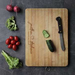 Tabla de cortar de madera personalizada Regalo de boda o de compromiso personalizado para parejas para cortar y servir suministros para restaurante - Product Image 6