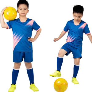 Obtenez un maillot de football personnalisé de haute qualité en polyester, conçu pour les joueurs et les supporters des clubs par temps chaud estival - Product Image 3