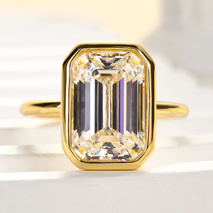 Bague de fiançailles en moissanite taille émeraude 8x10mm, sertie clos, solitaire minimaliste en argent sterling 925 - Product Image 1