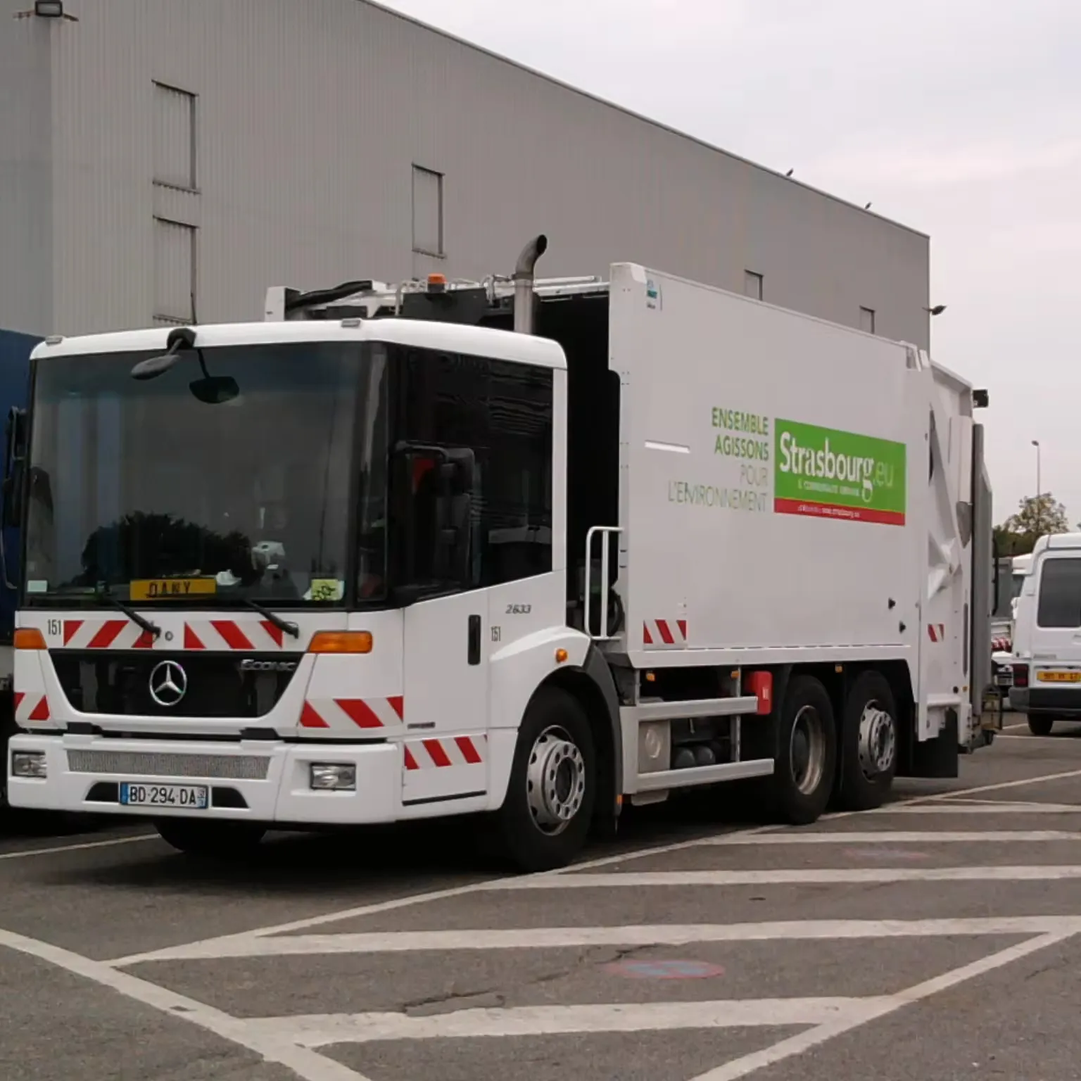 USED MERCEDES-BENZ ECONIC 3235 Trucks For Sale