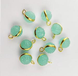 Colgante de Piedra Preciosa Redonda de Calcedonia Aqua de 12 mm, Bisel Chapado en Oro, Amuleto Tallado con Flores para la Fabricación de Joyas Infantiles al por Mayor - Product Image 5