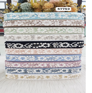 Floral fait sur mesure brodé de dix façons de couleur dans des conceptions ethniques à des fins diverses dans une largeur d'un pouce à des fins de revente. - Product Image 1