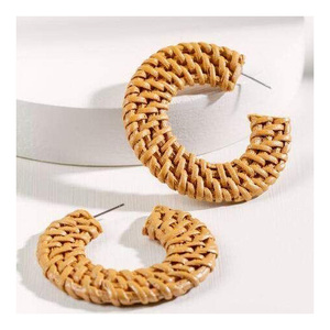 Pendientes de lágrima de paja natural bohemio, Pendientes colgantes de ratán tejidos a mano con detalles de madera, perfectos para vacaciones en la playa, hierba marina - Product Image 1