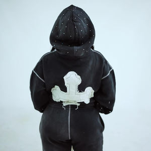 ชุดเซ็ต 2 ชิ้น เสื้อฮู้ดครอปและกางเกงวอร์มขาบานฟอกสีแบบแอซิด พร้อมปักลายแบบดิสเทรสและประดับคริสตัล รับผลิตตามแบบ OEM - Product Image 5