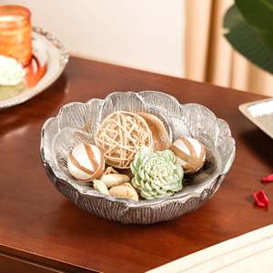 AMBAR EXPORTS Urne décorative de luxe moderne en métal pour centre de table, avec motifs en relief, pour mariages et fêtes, en aluminium - Product Image 1