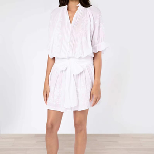 Robe d'été décontractée en mousseline de soie blanche brodée, col en V, taille cintrée, coupe ample, manches courtes, mini-robe - Product Image 1