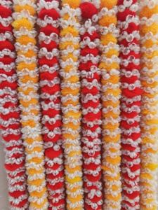 Guirnaldas de flores artificiales Mogra con bolas de lana rojas y amarillas para bodas, festivales y decoración del hogar Mandir, y uso de ceremonias - Product Image 4