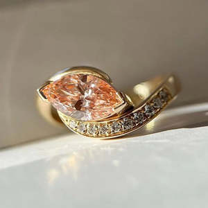 Bague de fiançailles Rapture avec diamant rose fantaisie de laboratoire de forme marquise 1,60 carats et pavé de diamants - Product Image 3