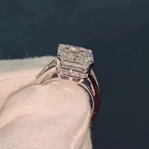 Anillo de Compromiso con Moissanita Corte Asscher de 8mm, Chapado en Oro Blanco, Plata 925, Joyería Fina para Mujer, Venta al Por Mayor - Product Image 3