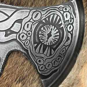 Hache de survie multi-usage artisanale en acier industriel à haute teneur en carbone, manche en bois naturel, cuir - Product Image 2