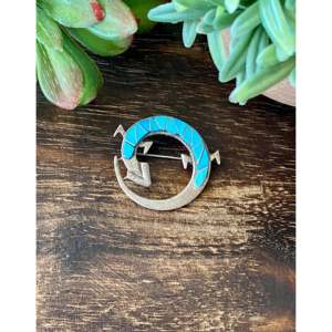 Broche/Pin de Plata de Ley con Incrustaciones de Turquesa Sleeping Beauty de Wilson Dawes, Elegante Regalo para Ocasiones Especiales - Product Image 1