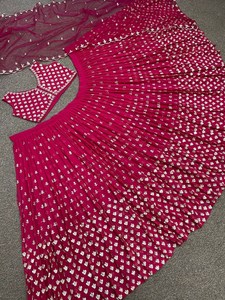 Travail de séquence brodé lourd de lahenga rouge traditionnel attrayant Georgette Lehenga Choli avec le filet doux Dupatta pour le mariage - Product Image 4