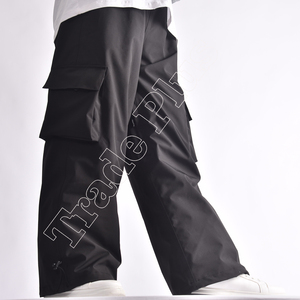 Pantalon cargo noir élégant avec construction imperméable et conception de neige multi-poches - Product Image 1