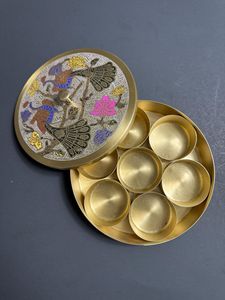 Boîte à épices en laiton de qualité supérieure de travail antique avec un attrait traditionnel et un design à sections multiples pour le stockage masala - Product Image 3