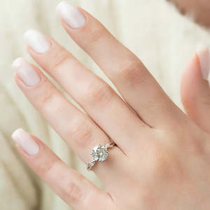 แหวนหมั้นเพชรโมอิสทรงกลมตัดเป็นเอกลักษณ์พร้อมแหวนเพชรโมอิสใส VVS1 - Product Image 6