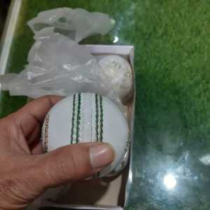 Pelota de críquet de práctica Kookaburra, blanca, de cuero duro, para bate de sauce inglés - Product Image 4