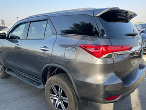 2021 Toyota Fortuner กระปุกเกียร์อัตโนมัติน้ำมันดีเซลมือขวา, ภายในรถมีไฟภายในรถ AWD Drive หนังโลหะด้านหลัง R20 ACC - Product Image 3