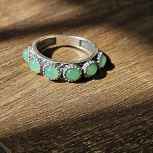 Anillo de Plata de Ley 925 con Gema de Crisoprasa Verde, Engaste Clásico con Puntas, Diseño Elegante, Calidad Extrema, Regalo para Bodas y Fiestas - Product Image 5