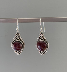 Boucles d'oreilles pour femmes en argent sterling 925 faites à la main avec lunette en brillant naturel sertie de grenat rouge pour mariage ou cadeau - Product Image 1