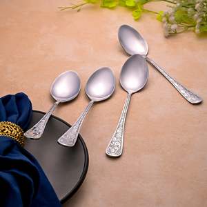 ชุดช้อนเงินลายฉลุ 4 ชิ้น ดีไซน์คลาสสิกน่ารัก ด้ามยาว ขัดเงา ใช้สำหรับชา กาแฟ ของหวาน เหมาะสำหรับงานแต่งงาน ปลอดภัยต่อการใช้งาน - Product Image 5