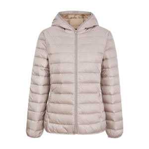 Veste matelassée pour femme, design personnalisé, vente en gros, haute qualité, légère, capuche d'hiver, fermeture éclair, motif matelassé, coton, nylon régulier - Product Image 4