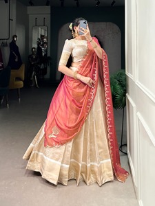 Lehenga Choli en soie jacquard pure Off White avec tissage Zari - Product Image 4