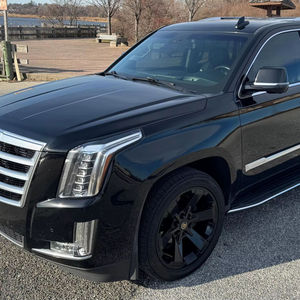 Cadillac Escalade 2020 4WD de Lujo, Motor V8 de 6.2 Litros, Tracción en las Cuatro Ruedas, Asientos de Tres Filas, a un Precio Increíble - Product Image 1