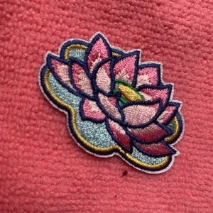 Patch brodé personnalisé avec logo de rose, badge brodé avec logo de fleur au design charmant pour manteaux - Product Image 3
