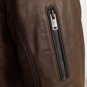 Chaqueta de cuero marrón desgastado para hombre que ofrece un aspecto resistente con estructura resistente y textura envejecida - Product Image 2