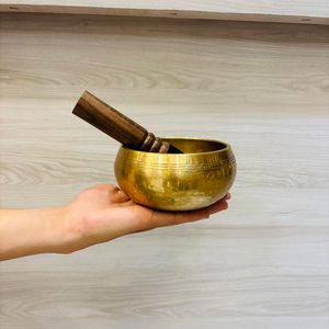 Cuenco tradicional de metal de bronce con temática Budista para terapia de sonido y curación de chakras - Product Image 3