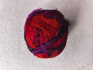 Ecológico a granel 100-Gem Color teñido Sari cinta de seda al por mayor tela reciclada para tejer bolas de gemas vibrantes - Product Image 5