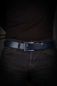 Ceintures élégantes en cuir véritable personnalisées par OEM pour hommes Boucle en alliage à double boucle Logo personnalisé Décontracté de haute qualité Imperméable Durable - Product Image 2