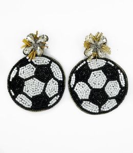 Boucles d'oreilles pendantes brodées de perles faites à la main, motif 'Game Day', élégantes, mignonnes, tendance, de qualité supérieure, couleurs personnalisables, unisexe, Inde - Product Image 4