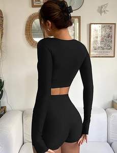 ชุดเล่นโยคะสีดำสำหรับผู้หญิงใส่สบายระบายอากาศได้ไร้รอยต่อแขนเสื้อครอปท็อปและกางเกงขาสั้น - Product Image 4