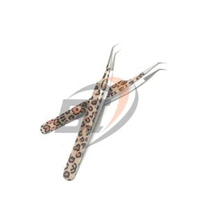 Pinzas de extensión de pestañas de 45 grados Logotipo personalizado Agarre fuerte Pinzas de belleza con estampado de tigre de acero sostenible con embalaje de caja - Product Image 3