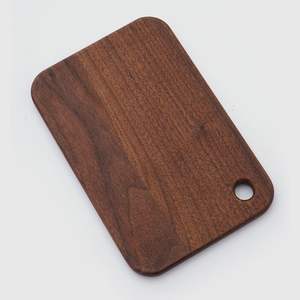 Planche à découper en bois durable AXIOM - Écologique, taille et logo personnalisables, épaisseur de 1,5 cm, multi-usages pour la cuisine - Product Image 1