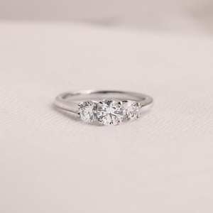 แหวนเพชร CZ สามชิ้นสำหรับงานหมั้นประดับอัญมณีแหวนเงิน6.5มม. แบบคลาสสิก - Product Image 1