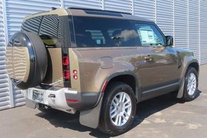 Land Rover Defender 90 S 2023 Usado en Buen Estado, Volante a la Izquierda, Asientos de Cuero, Neumáticos R19, Automático, Portaequipajes Metálico en el Techo - Product Image 3