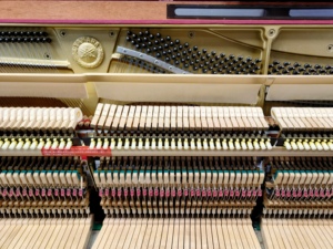 Piano Vertical Yamaha MX100MR Negro, Piano de Madera Maciza de Segunda Mano Japonés de 88 Teclas para Músicos Profesionales - Product Image 6