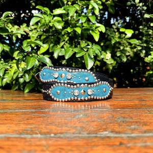 Cinturón Vaquero de Cuero Genuino Hecho a Mano con Tachuelas, Parche Floral Turquesa y Hebilla de Latón Macizo de 40 mm, Estilo Rock Argentino - Product Image 4