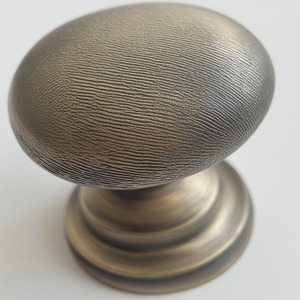 Elegante Pomo de puerta de latón con superficie redonda lisa y dorado brillante acabado artesanal para interiores decorativos - Product Image 2
