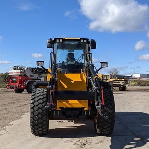 Chargeuse sur pneus agricole JCB 427 AGRI d'origine, haute performance, avec une puissance de 136 kW et une capacité de godet de 3,5 m³ - Product Image 2
