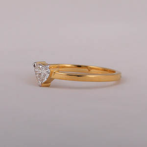 Bague de mariage élégante en or jaune 18KT Trendy Heart Shape Solitaire Claw Setting Lab Created Diamond Classic Style IGI Certified - Product Image 3